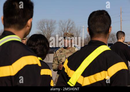 Il comando Sgt. Major Sherman Waters, consulente senior arruolato, Special Troules Battaglione, 1st Theater Sostainment Command, conduce un brief sulla sicurezza prima di un fine settimana di tre giorni durante gli allenamenti a Fort Knox, Kentucky, 17 marzo 2022. Foto Stock