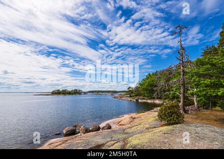 Costa del Mar Baltico con rocce e alberi vicino a Oskashamn in Svezia. Foto Stock