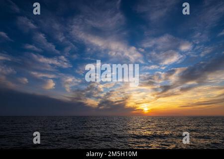 Tramonto sulla spiaggia di Kloster sull'isola di Hiddensee. Foto Stock