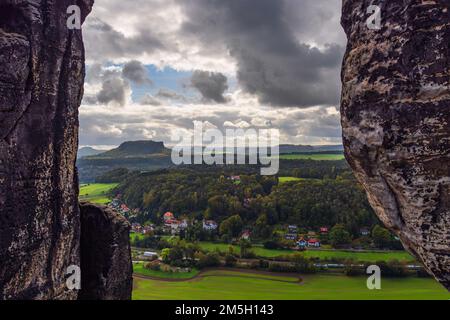 Vista dal Bastei alla Svizzera sassone. Foto Stock