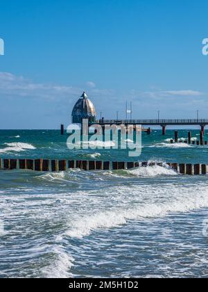 Molo sulla costa del Mar Baltico a Zingst sulla Fischland-Darß. Foto Stock