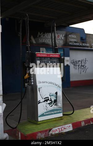 Vecchio e sbiadito benzina senza piombo bowser al McKinnon Service Centre nella periferia di Melbourne Foto Stock