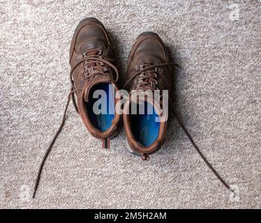 Paio di scarpe da passeggio dure con lacci senza allacciamento in stagno UK Foto Stock