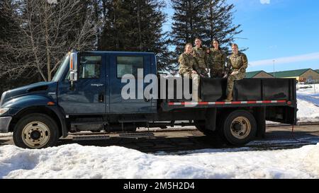La storia è stata fatta alla zona di goccia del Camp Ripley mercoledì 16th marzo 2022. Heather Boutin, Airman Casey Thaemert, Airman Katie Braunwarth e Airman 1st Class Emily Nelson sono le femmine che costituiscono la prima squadra di drop zone all-female per la 133AW. (Foto di Army Sgt Austyn Flippin) Foto Stock