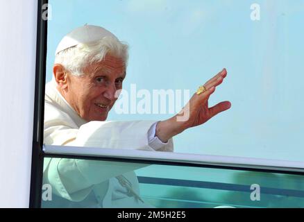 Repertorio fotografico, Italia. 15th Jan, 2023. ARRIVO DEL PAPA BENEDETTO XVI ALL'AEROPORTO DI LINATE, JOSEPH RATZINGER (Milano - 2012-06-01, Maurizio Maule/Fotogramma) ps la foto può essere utilizzata nel contesto in cui è stata scattata, e senza l'intento diffamatorio della decorazione delle persone rappresentate solo uso Editoriale Credit: Agenzia indipendente per le foto/Alamy Live News Foto Stock