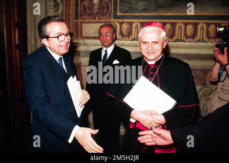 Repertorio fotografico, Italia. 15th Jan, 2023. IL CARDINALE JOSEPH RATZINGER, PAPA BENEDETTO XVI CON IL SENATORE ANDREOTTI GIULIO (ROMA - 1996-10-01, RAVAGLI) ps la foto può essere utilizzata nel contesto in cui è stata scattata, e senza l'intento diffamatorio del decoro delle persone rappresentate solo uso Editoriale Credit: Agenzia indipendente per le foto/Alamy Live News Foto Stock