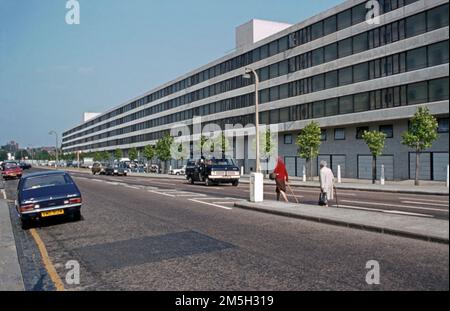 Una vista che guarda ad est lungo Mansfield Road in uno dei blocchi di appartamenti che formarono la Ludham and Waxham Estate, Camden, Londra, Inghilterra, Regno Unito alla fine degli anni '1970s. Lo schema è stato progettato dagli architetti Fredrick MacManus e Partners per il London Borough di Camden, ed è stato costruito tra il 1974 e il 1979. La tenuta è stata una delle più grandi proprietà abitative sociali di Camden, con case per 276 famiglie – una fotografia vintage del 1970s. Foto Stock