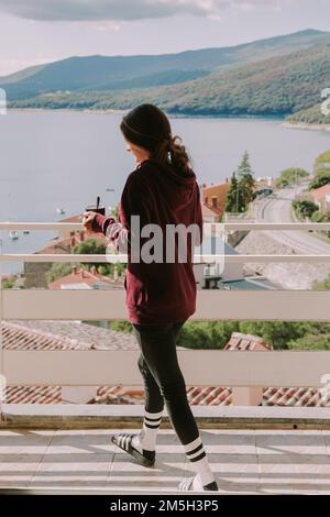 Ragazza sulla terrazza Foto Stock