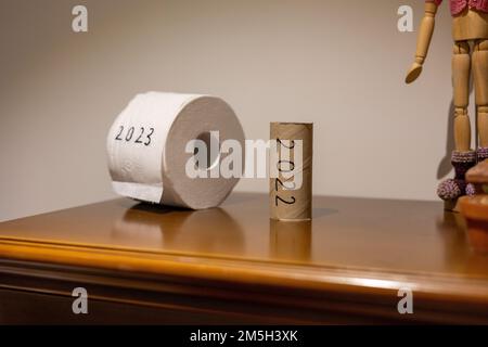 Carte igieniche scritte come 2022 e 2023 che significa vedere il vecchio anno andare e accogliere il nuovo anno in Foto Stock