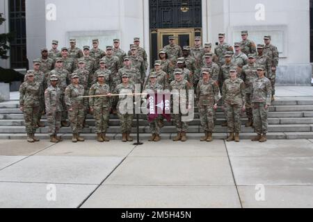 Quarantuno soldati si sono diplomati al corso di infermiere pratico (PNC) durante una cerimonia del 21 marzo presso il Walter Reed National Military Medical Center (WRNMMC). Foto Stock