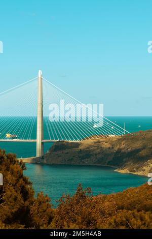 Yavuz Ponte Sultan Selim, il terzo ponte di Istanbul. Fotografia verticale ripresa parzialmente dal lato anatoliano. Blu mare e cielo. Nessuna gente. Foto Stock