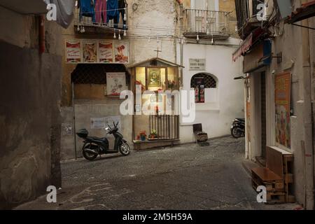 Napoli - Italia, circa marzo 2022. Antica strada e altare devozionale religioso a Quartier Spagnuoli (quartiere spagnolo) tipica vista di wa danneggiata Foto Stock
