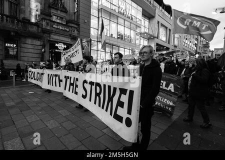 Lo sciopero di Glasgow ha protestato contro la solidarietà in risposta al fatto che il primo ministro Rishi Sunak si è insediato come primo ministro britannico Foto Stock