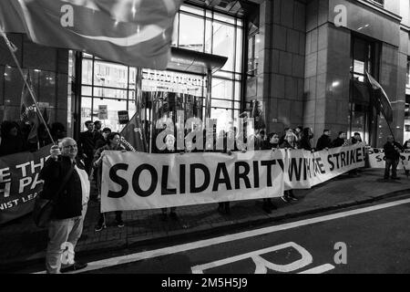 Lo sciopero di Glasgow ha protestato contro la solidarietà in risposta al fatto che il primo ministro Rishi Sunak si è insediato come primo ministro britannico Foto Stock