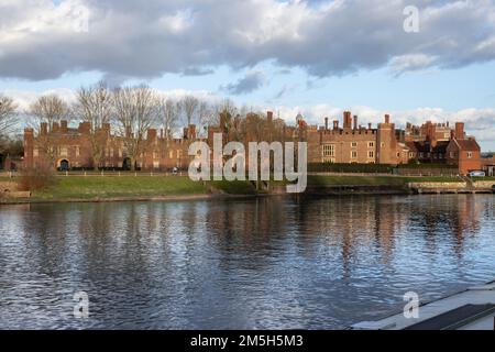 L'esterno dell'Hampton Court Palace Tudor sul Fiume Tamigi in primavera Foto Stock