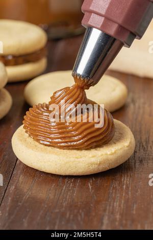 Ripieno di dulce de leche un alfajor argentino fatto con amido di mais . Foto Stock