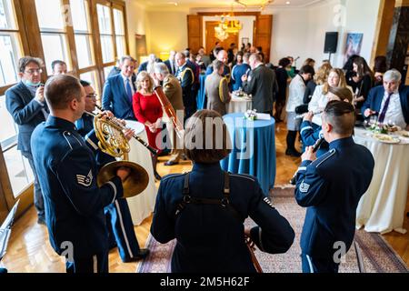 The Winds Aloft, Stati Uniti Le forze aeree in Europa Woodwind Quintet si esibisce durante un ricevimento presso il Capo della Mission Residence di Ankara, Turchia, 17 marzo 2022. In occasione del 70th° anniversario dell’adesione della Turchia alla NATO, Stati Uniti L’ambasciatore in Turchia Jeffry Flake e sua moglie hanno ospitato un pranzo per onorare la lunga e duratura partnership della Turchia nell’alleanza e promuovere i collegamenti interpersonali tra i leader senior della NATO. Winds Aloft ha viaggiato in diverse città e installazioni militari in Turchia nel marzo 16-27 per commemorare i settant’anni di adesione della Turchia alla NATO e mostrare la com statunitense Foto Stock