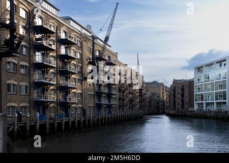 St Saviours Inlet attracca a Bermondsey, Londra, vicino al Tower Bridge Foto Stock