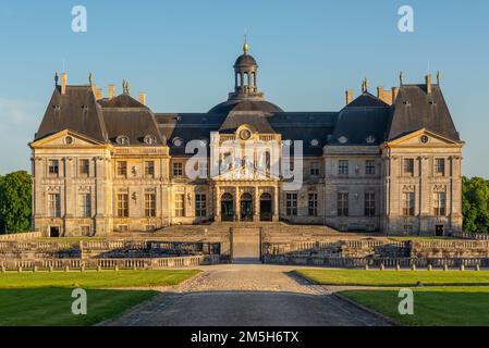 Maincy, Francia - 21 maggio 2022: La facciata principale del castello classico francese (Vaux-le-Vicomte). Foto scattata alla fine del pomeriggio in una prima estate Foto Stock