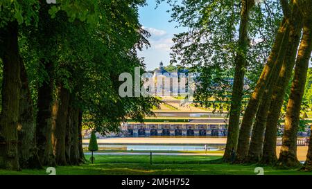 Maincy, Francia - 21 maggio 2022: Una vista incorniciata da alberi di un castello si trova sulla prospettiva principale di un giardino classico francese (Vaux-le-Vicomte). Foto Foto Stock