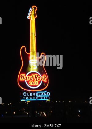 Sentiero costiero dell'Ohio sul lago Erie - tutto illuminato all'Hard Rock Cafe. La famosa chitarra al neon dell'Hard Rock Cafe di Cleveland illumina la notte lungo l'Erie Canal. Cleveland, Ohio (41,497° N 81,694° W) Foto Stock