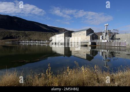 Western Heritage Historic Byway - Swan Falls Dam. La diga di Swan Falls è stata costruita nel 1901 come prima diga idroelettrica sul fiume Snake. È elencato nel registro nazionale dei luoghi storici. Location: Italy (43,243° N 116,379° W) Foto Stock