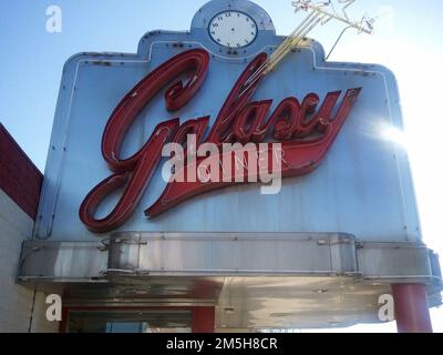 . Il Galaxy Diner è uno dei famosi ristoranti locali di Flagstaff, Arizona. Il suo segno rosso e cromato, qui raffigurato, si distingue brillantemente contro un cielo blu chiaro. Flagstaff, Arizona Foto Stock