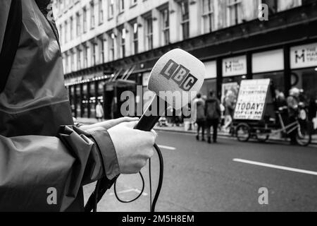 Manifestanti al di fuori della sede centrale dell'OFGEM a Glasgow il giorno in cui il governo britannico ha annunciato il cambiamento del tetto massimo dei prezzi dell'energia Foto Stock