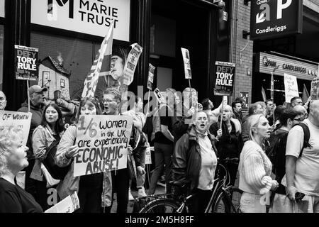 Manifestanti al di fuori della sede centrale dell'OFGEM a Glasgow il giorno in cui il governo britannico ha annunciato il cambiamento del tetto massimo dei prezzi dell'energia Foto Stock