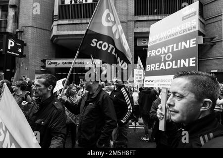 Manifestanti al di fuori della sede centrale dell'OFGEM a Glasgow il giorno in cui il governo britannico ha annunciato il cambiamento del tetto massimo dei prezzi dell'energia Foto Stock