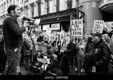 Manifestanti al di fuori della sede centrale dell'OFGEM a Glasgow il giorno in cui il governo britannico ha annunciato il cambiamento del tetto massimo dei prezzi dell'energia Foto Stock