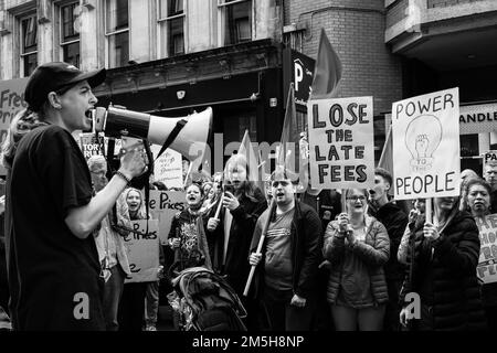 Manifestanti al di fuori della sede centrale dell'OFGEM a Glasgow il giorno in cui il governo britannico ha annunciato il cambiamento del tetto massimo dei prezzi dell'energia Foto Stock