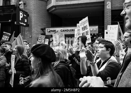 Manifestanti al di fuori della sede centrale dell'OFGEM a Glasgow il giorno in cui il governo britannico ha annunciato il cambiamento del tetto massimo dei prezzi dell'energia Foto Stock