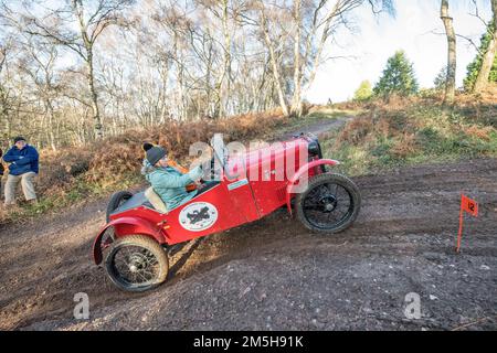 Dave Wilcox Memorial Trial, Lockwell Hill Activity Centre, Farnsfield, Nottinghamshire, Inghilterra, Regno Unito. 29th Dec, 2022. I soci del club auto di prima Guerra Austin 7 che partecipano all'evento Dave Wilcox Memorial Hill Trials in condizioni di forte umidità e fango dopo giorni di pioggia costante. Credit: Alan Keith Beastall/Alamy Live News Foto Stock