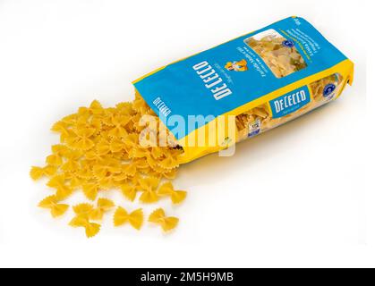 Italia - 26 dicembre 2022: De Cecco pasta farfalle bow cry packaging, bow cry in uscita dalla busta isolata su bianco. De Cecco è famoso pas italiano Foto Stock
