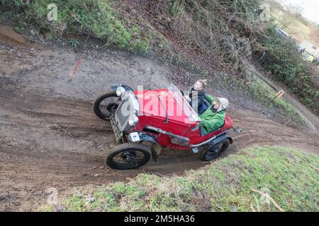 Dave Wilcox Memorial Trial, Lockwell Hill Activity Centre, Farnsfield, Nottinghamshire, Inghilterra, Regno Unito. 29th Dec, 2022. I soci del club auto di prima Guerra Austin 7 che partecipano all'evento Dave Wilcox Memorial Hill Trials in condizioni di forte umidità e fango dopo giorni di pioggia costante. Credit: Alan Keith Beastall/Alamy Live News Foto Stock