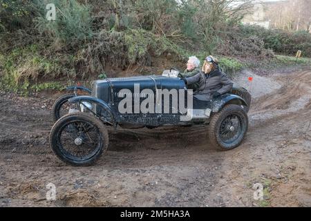 Dave Wilcox Memorial Trial, Lockwell Hill Activity Centre, Farnsfield, Nottinghamshire, Inghilterra, Regno Unito. 29th Dec, 2022. I soci del club auto di prima Guerra Austin 7 che partecipano all'evento Dave Wilcox Memorial Hill Trials in condizioni di forte umidità e fango dopo giorni di pioggia costante. Credit: Alan Keith Beastall/Alamy Live News Foto Stock