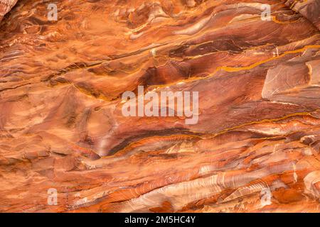 Rocce di arenaria multicolore e strati minerali nelle antiche tombe di Petra, Giordania. Modello, struttura di pietra geologica Foto Stock