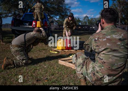 STATI UNITI Air Force Airmen partecipa alla documentazione di uno sforzo umanitario simulato durante l'esercizio Scorpion Lens presso la Joint base Charleston, South Carolina, 17 marzo 2022. Il 1st Combat Camera Squadron (1CTCS) tiene l'obiettivo Scorpion esercizio ogni anno per fornire addestramento di abilità di spedizione per combattere Camera Airmen. Foto Stock