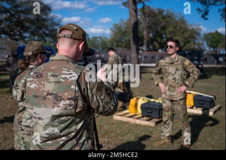 STATI UNITI Air Force Airmen partecipa alla documentazione di uno sforzo umanitario simulato durante l'esercizio Scorpion Lens presso la Joint base Charleston, South Carolina, 17 marzo 2022. Il 1st Combat Camera Squadron (1CTCS) tiene l'obiettivo Scorpion esercizio ogni anno per fornire addestramento di abilità di spedizione per combattere Camera Airmen. Foto Stock