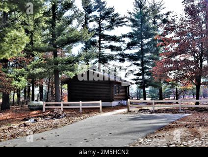 Una cabina disponibile in affitto è mostrata il 17 marzo 2022 al Pine View Campground di Fort McCoy, Wisconsin. Il Pine View Campground fa parte della Pine View Recreation Area. Quest'area comprende anche Whitetail Ridge e Sportsman's Range. Il campeggio è immerso in una zona boscosa a circa 400 metri a ovest della zona di cantonment di Fort McCoy ed è delimitato dal lago Suukjak Sep a est e dal fiume la Crosse a ovest e a sud. Per ulteriori informazioni sulle tariffe di noleggio delle cabine, fai una sosta presso l'ufficio del campeggio o visita il sito https://mccoy.armymwr.com. Foto Stock