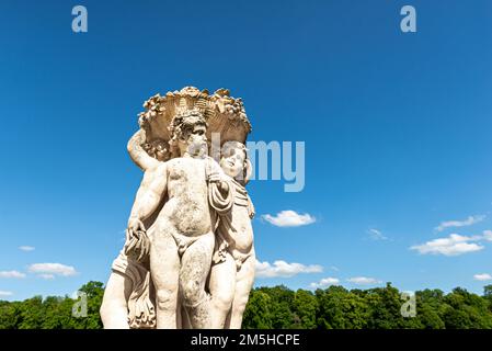 Maincy, Francia - 21 maggio 2022: Scultura raffigurante tre cherubini in un giardino classico francese (Vaux-le-Vicomte). Foto scattata all'inizio dell'estate Foto Stock