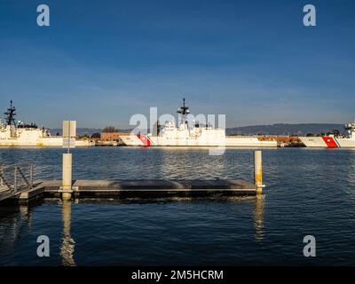 La taglierina della Guardia Costiera attraccata all'Alameda Coast Guard Island in California USA la vigilia di Natale 2022 durante l'evento King Tide Foto Stock