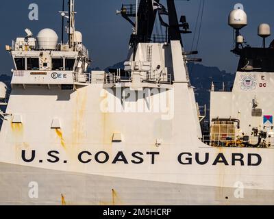 La taglierina della Guardia Costiera attraccata all'Alameda Coast Guard Island in California USA la vigilia di Natale 2022 durante l'evento King Tide Foto Stock