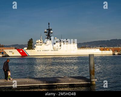 La taglierina della Guardia Costiera attraccata all'Alameda Coast Guard Island in California USA la vigilia di Natale 2022 durante l'evento King Tide Foto Stock