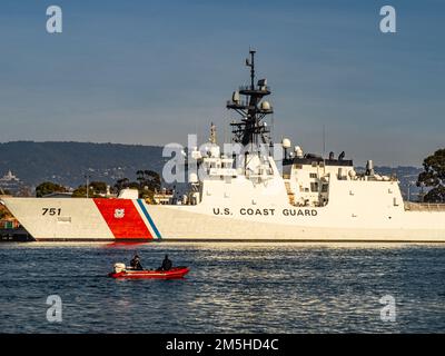 La taglierina della Guardia Costiera attraccata all'Alameda Coast Guard Island in California USA la vigilia di Natale 2022 durante l'evento King Tide Foto Stock