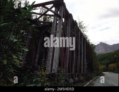 Glenn Highway - l'Old Chickaloon River Bridge. Originariamente costruito come trespolo ferroviario per trasportare carbone dalla zona di Chickaloon intorno al miglio 76 della Glenn Highway, questo ponte è stato sostituito ed è situato nei boschi lungo la Chickaloon Branch Road. Alaska Foto Stock