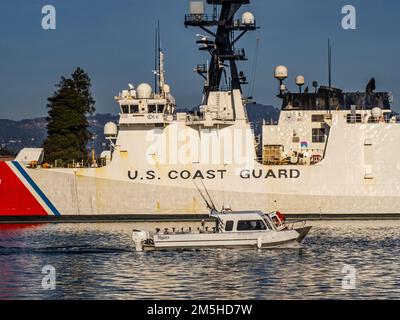 La taglierina della Guardia Costiera attraccata all'Alameda Coast Guard Island in California USA la vigilia di Natale 2022 durante l'evento King Tide Foto Stock