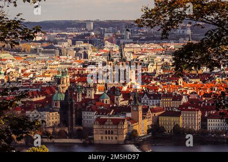 Vista di Praga dalla collina Petrin, Praga, Repubblica Ceca Foto Stock