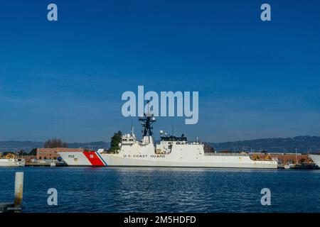 La taglierina della Guardia Costiera attraccata all'Alameda Coast Guard Island in California USA la vigilia di Natale 2022 durante l'evento King Tide Foto Stock